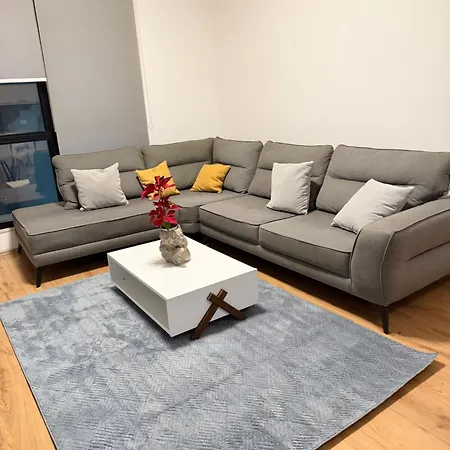 Luxury 8 At Square 21 شقة تيرانا