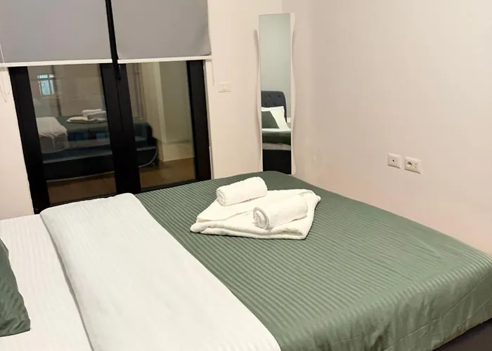 Luxury 8 At Square 21 Тирана