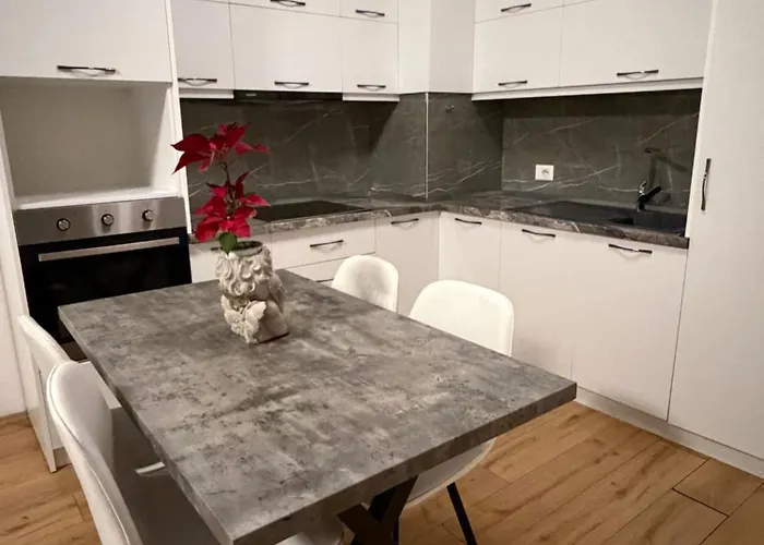 Апартаменты Luxury 8 At Square 21 *